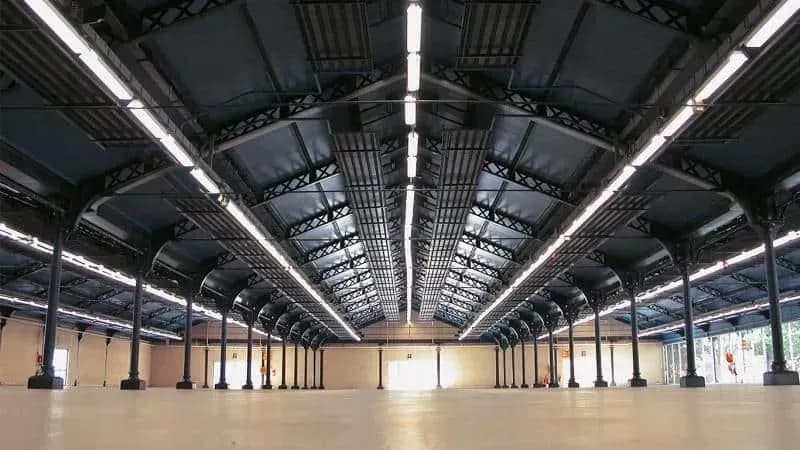 Iron-framed hall with a long central nave and pale daylight