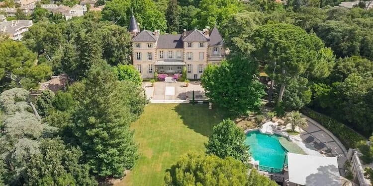 Exterior view of Bastide des Cèdres, Provence, a private estate for groups in its grounds, Bouches-du-Rhône, Provence