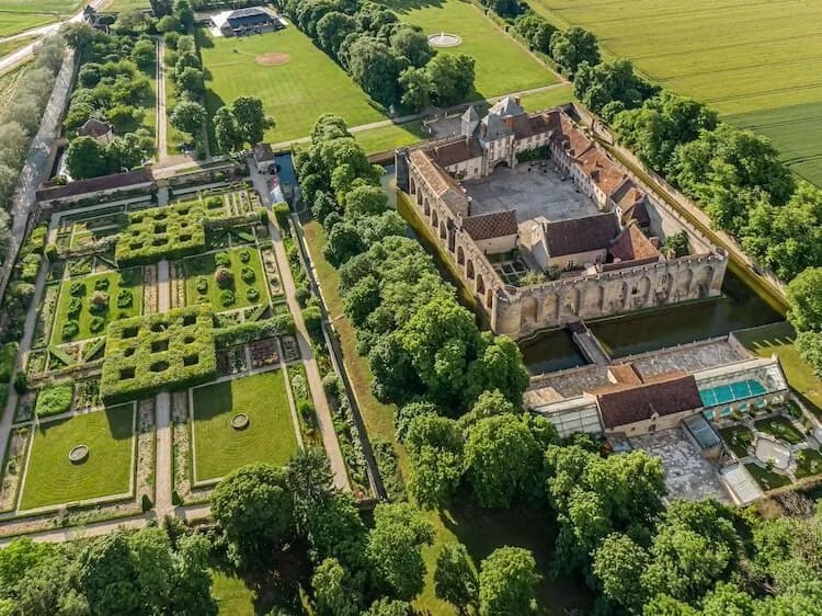 Exterior view of Demeure des Lierres, Île-de-France, a private estate for groups in its grounds, Île-de-France, outskirts of Paris