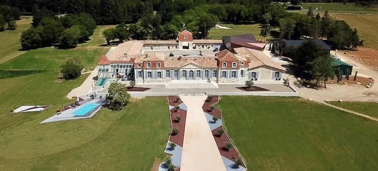 Exterior view of Domaine de la Lande Dorée, a private estate for groups in its grounds, Gironde, south of Bordeaux