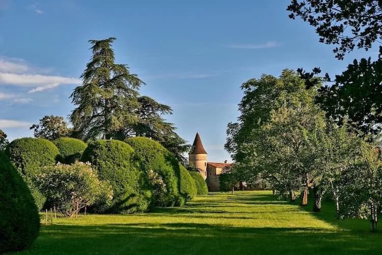 Exterior view of Domaine des Chênes Blonds, Périgord, a private estate for groups in its grounds, Dordogne, east of Bordeaux