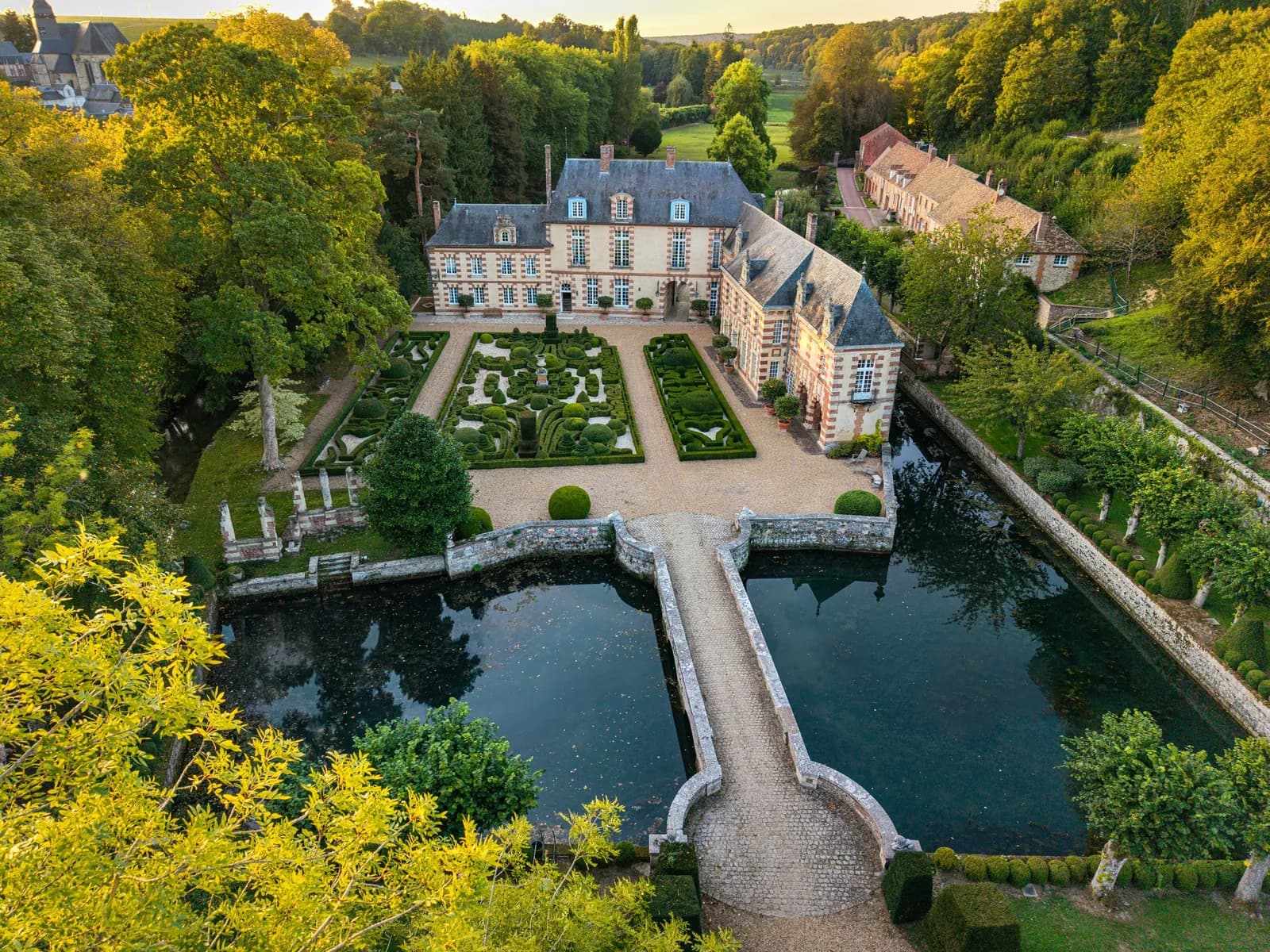 Exterior view of Domaine des Tourterelles, Eure, a private estate for groups in its grounds, Eure, east of Rouen