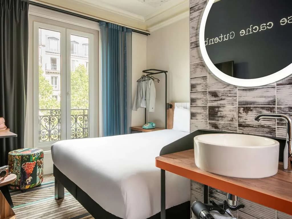 Guest room at ibis Styles Paris Gare de Lyon Bastille, Paris 12th, with a bed and a view of the street