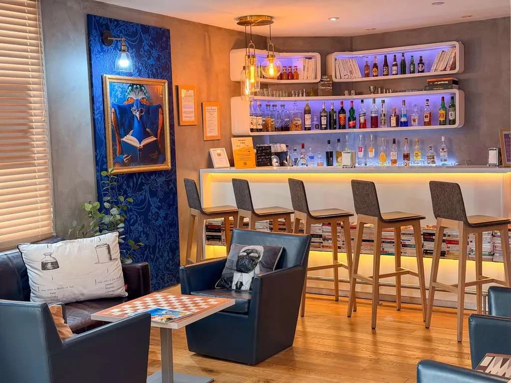 Bar lounge of ibis Styles Paris Tolbiac Bibliothèque in the 13th arrondissement, with blue wall decoration