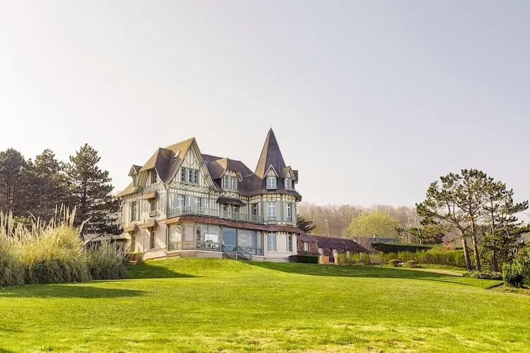 Exterior view of Les Maisons des Dunes Normandes, a private estate for groups in its grounds, Calvados, north-east of Caen