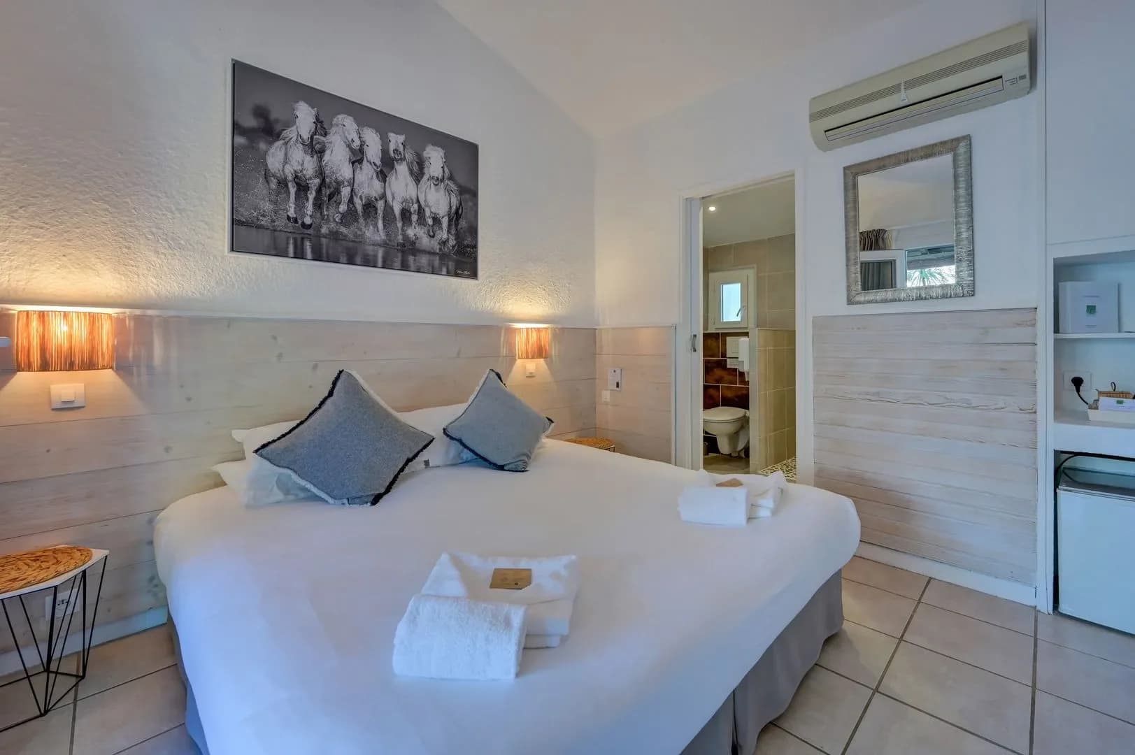 Superior double bedroom at Les Rizières in Saintes-Maries-de-la-Mer, with air conditioning and a bathroom