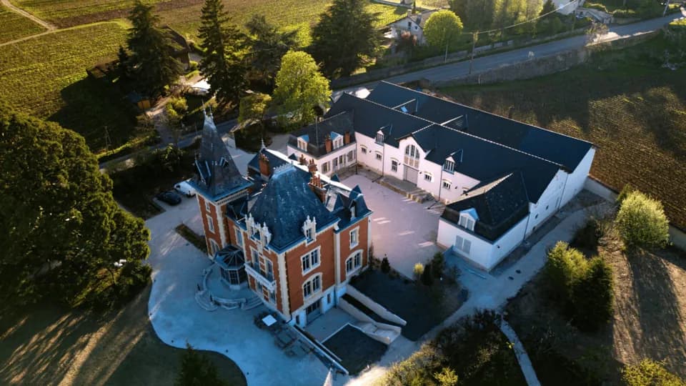 Exterior view of Maison des Clos Dorés, a private estate for groups in its grounds, Côte-d'Or, south of Dijon