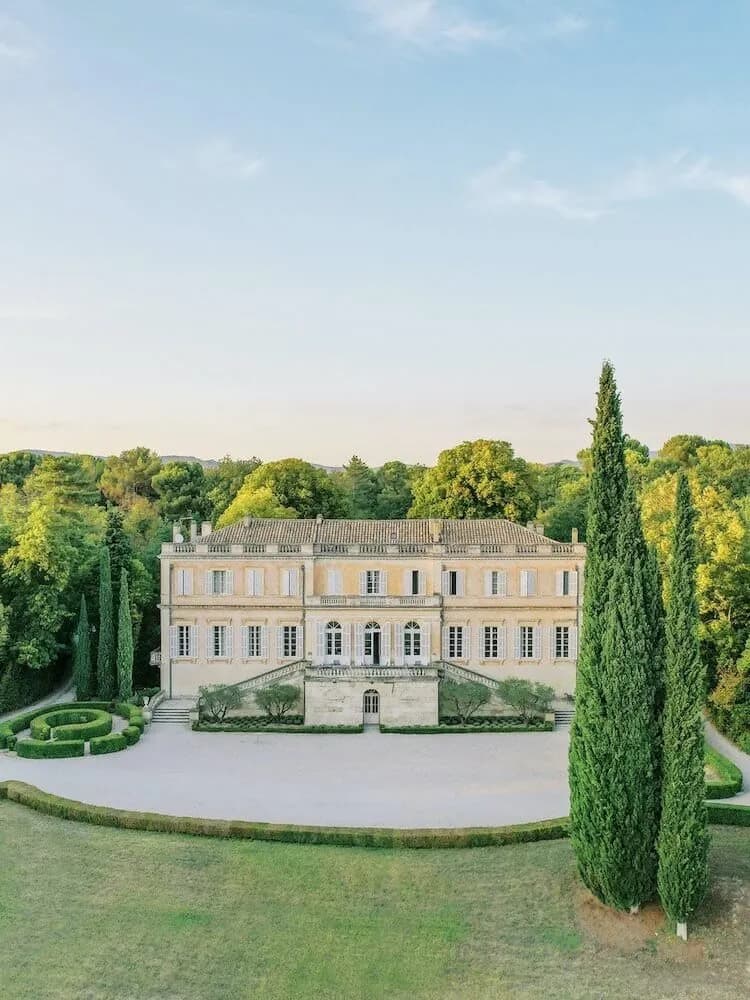 Exterior view of Mas des Garrigues, Vaucluse, a private estate for groups in its grounds, Vaucluse, Provence