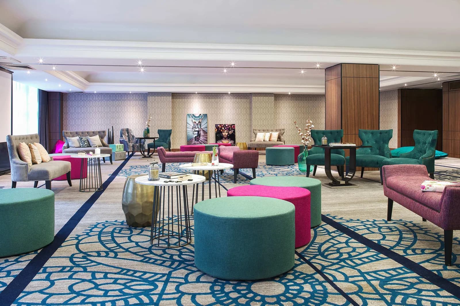 Open meeting lounge with turquoise poufs and armchairs at Renaissance Paris La Défense Hôtel
