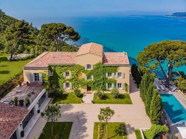 Exterior view of Villa des Criques Bleues, a private estate for groups in its grounds, Bouches-du-Rhône, east of Marseille