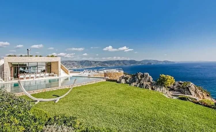 Exterior view of Villa des Criques Dorées, a private estate for groups in its grounds, Var, east of Toulon