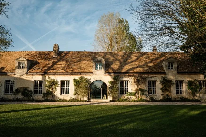 Exterior view of Villa des Glycines, Île-de-France, a private estate for groups in its grounds, Yvelines, west of Paris
