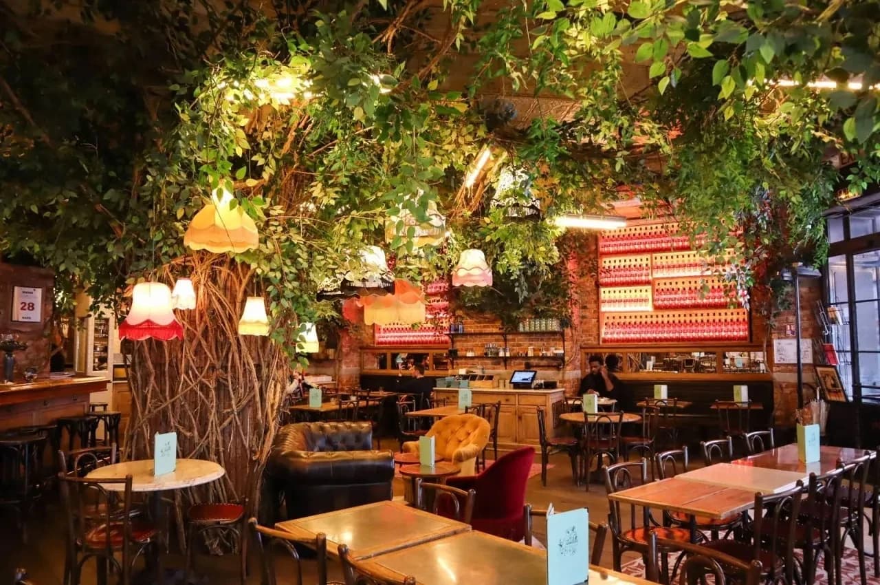 Brasserie venue on the Boulevard des Italiens, close to the Opéra, with a 400 m² main room.