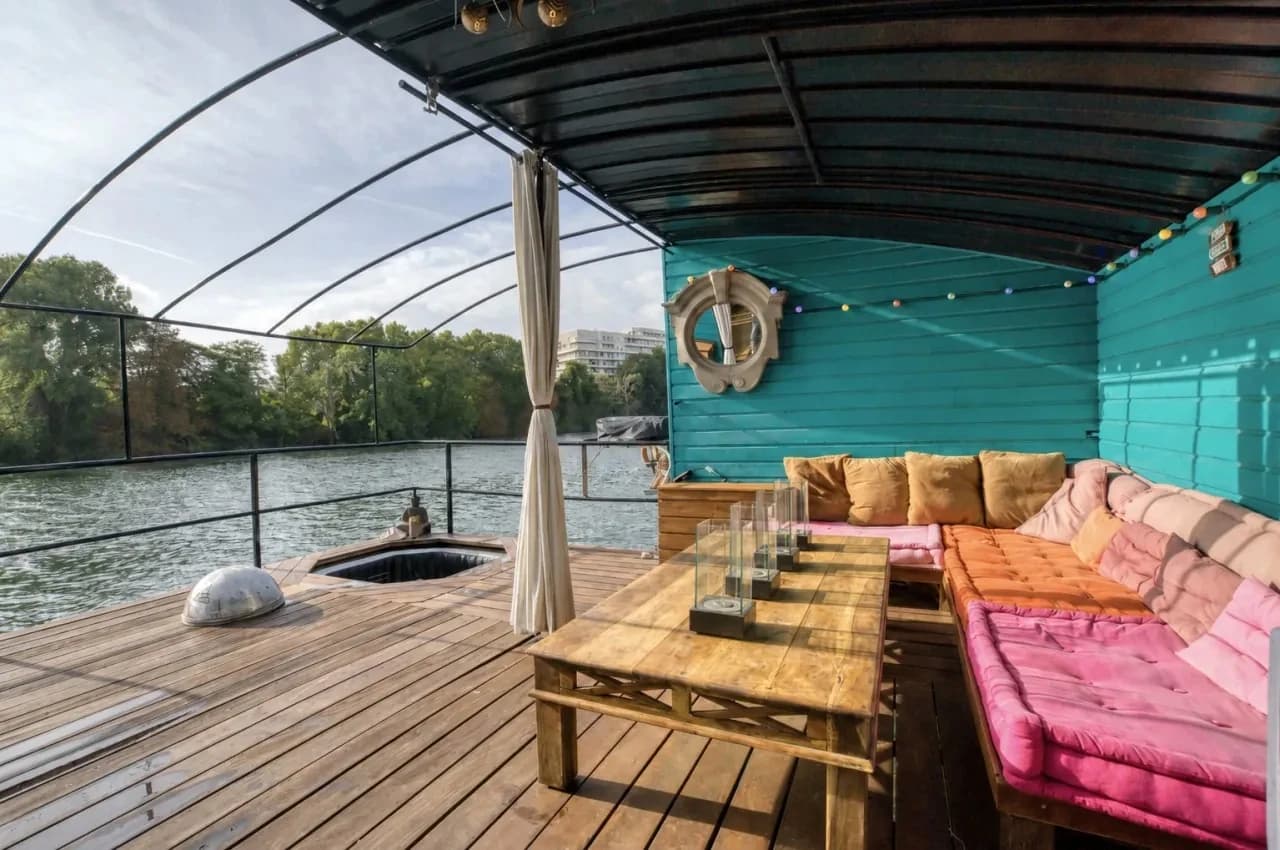 La Petite Péniche en Bas des Champs, riverside event venue for corporate events in Paris 8, up to 50 guests