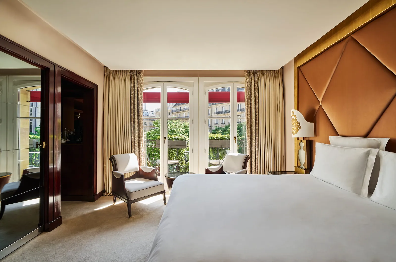 Superior bedroom with a balcony door and a view over Avenue George V at Fouquet's Paris