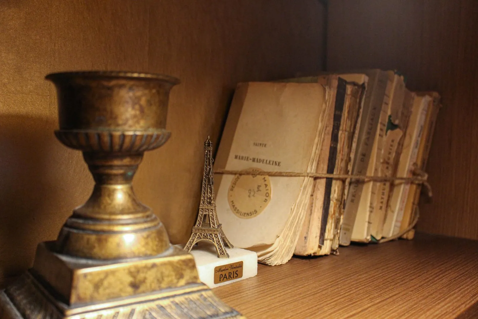 Decorative detail in a shared area of Hôtel La Bourdonnais Paris, with a small Eiffel Tower figurine on a shelf