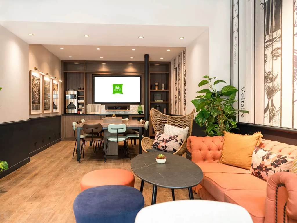 Lounge and work area at ibis Styles Paris Gare de Lyon Bastille, Paris 12th, with a wall screen and armchairs