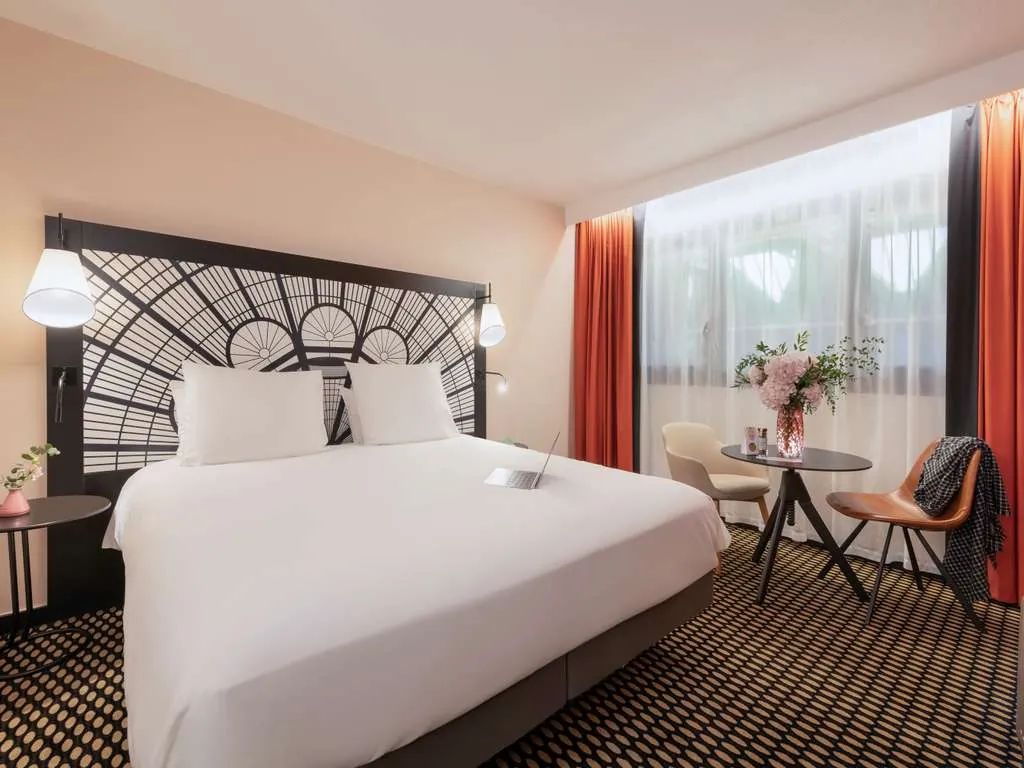 Twin room with a graphic headboard and work table at Mercure Paris Porte de Versailles Expo, Vanves