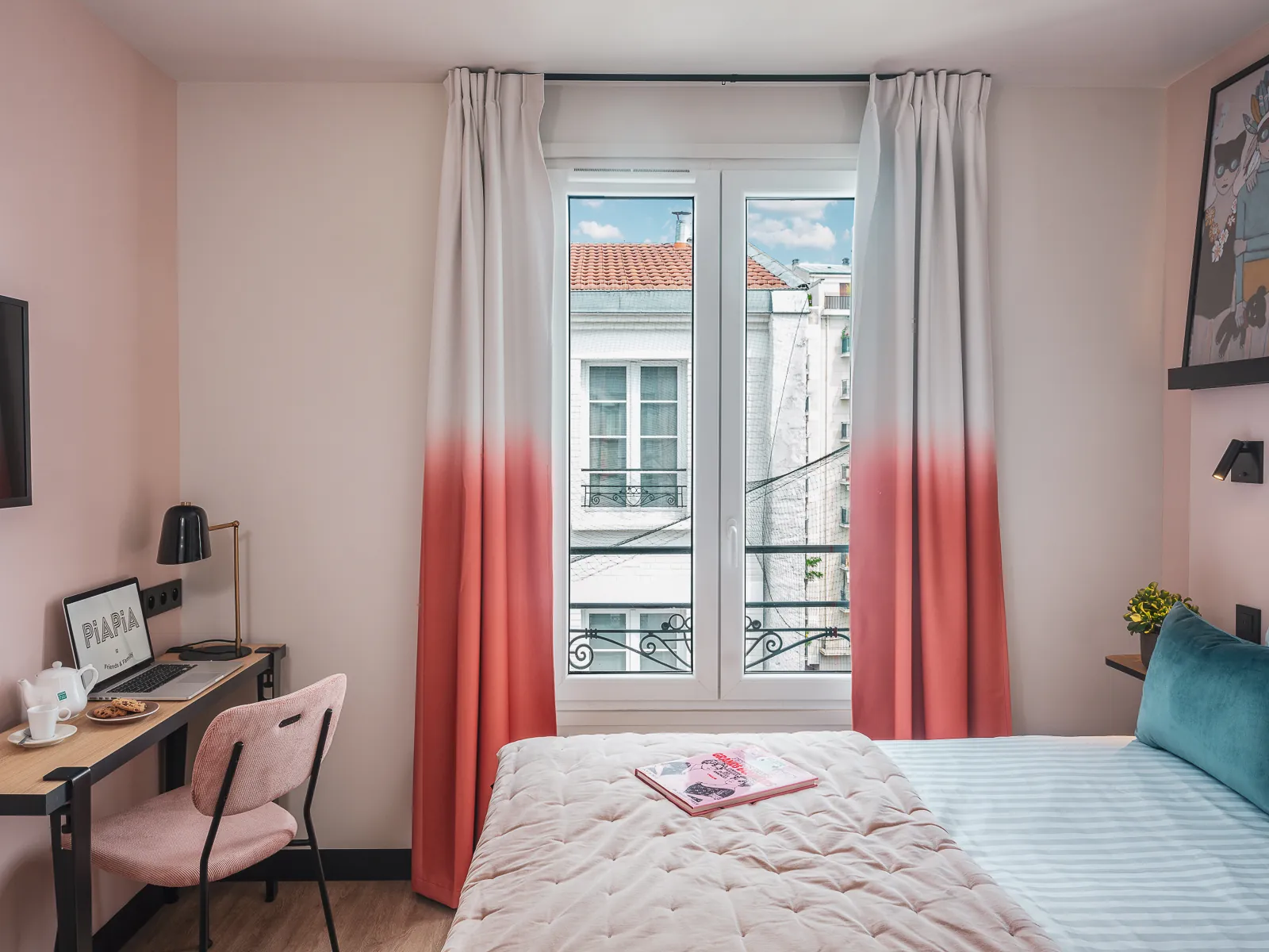 Superior room at Piapia Hotel Paris with a work desk, pink walls and coral curtains