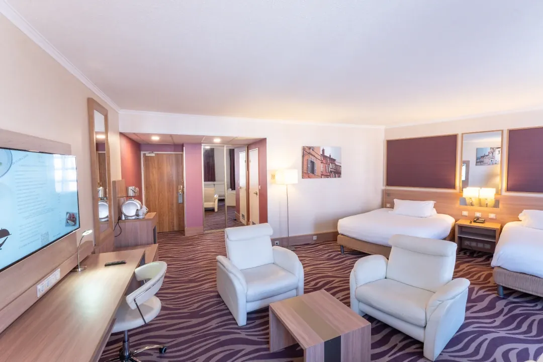 Premium twin room with two beds and a seating corner at Plaza Hôtel Capitole, Toulouse