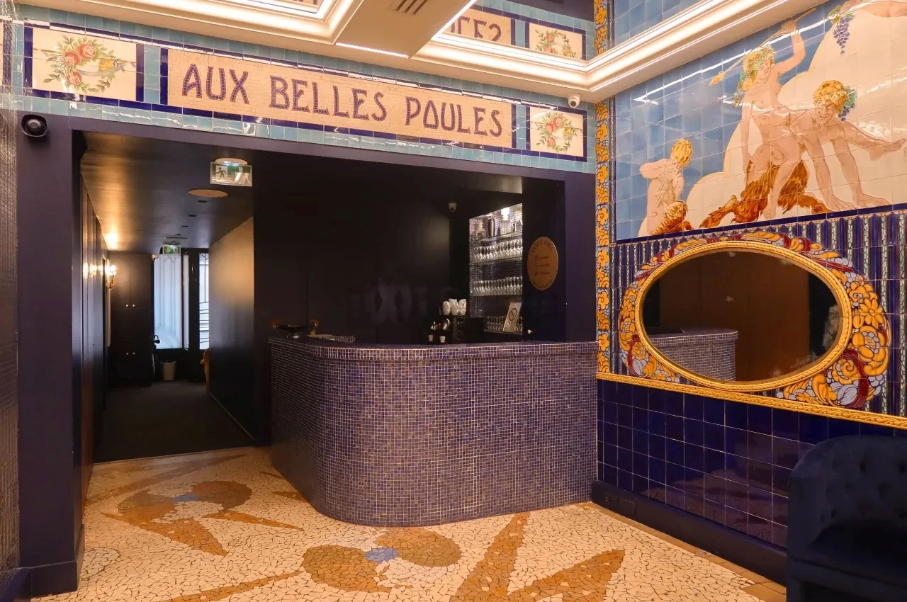 Aux Belles Poules: interior and atmosphere, Paris 2