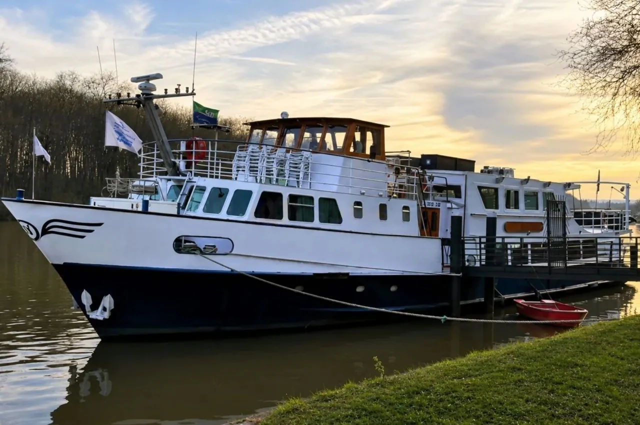 Bateau Le Rêve sur Seine: interior and atmosphere, Paris 16