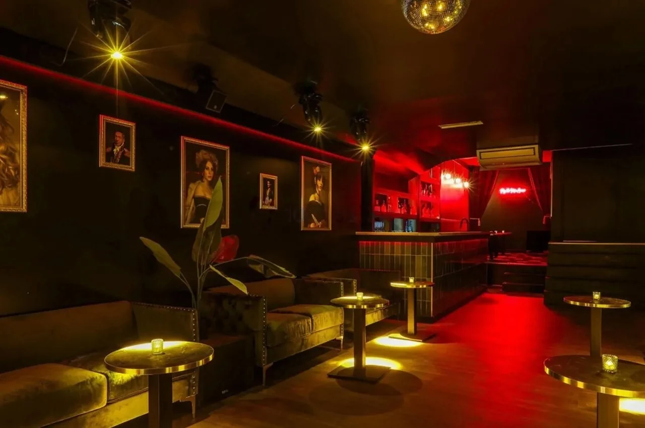 Chez Prince Pigalle: interior and atmosphere, Paris 9
