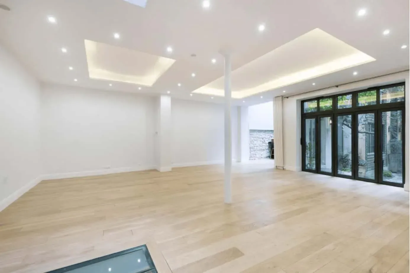 Glass-Roof Loft with Courtyard, Rue de Turenne: reception and seminar venue in Paris 3e