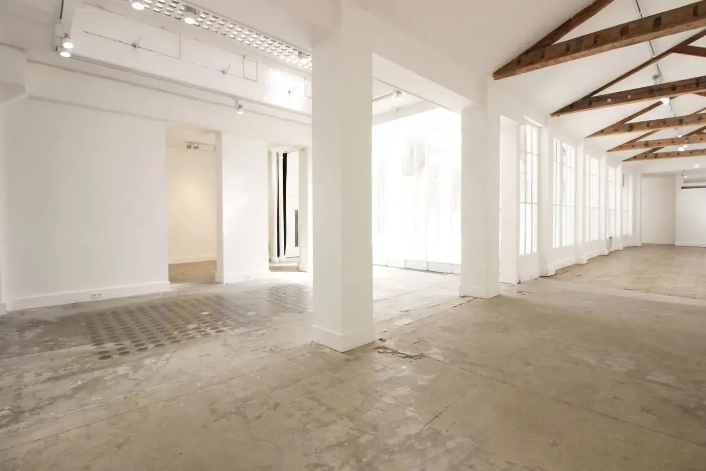 Hall with exposed beams, a concrete floor and columns