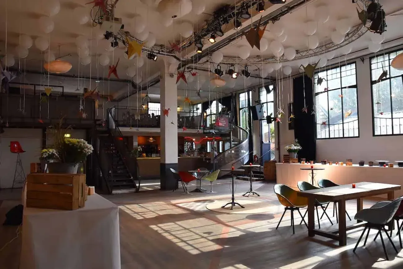 Industrial hall with large windows in Paris 20e