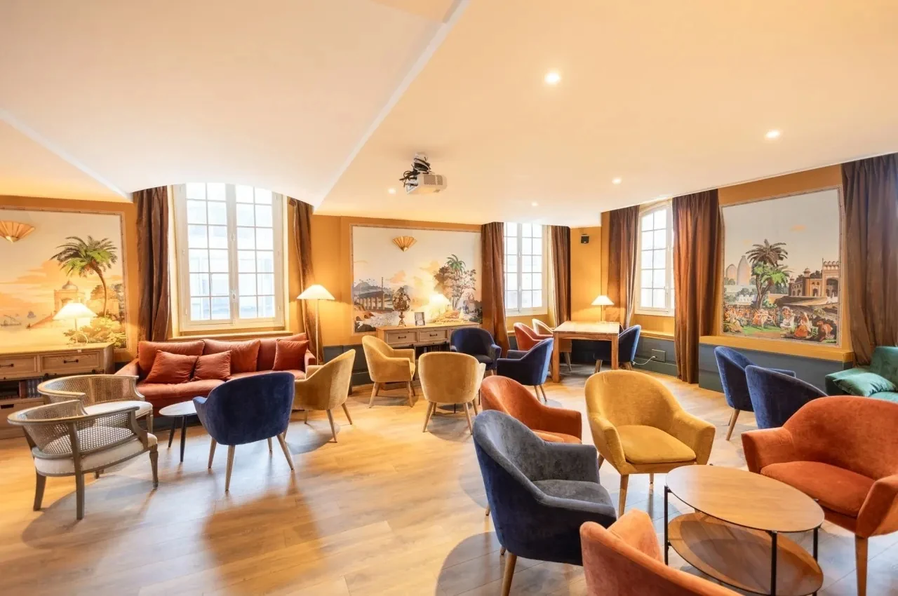Salon with coloured armchairs, sofas and painted wall panels
