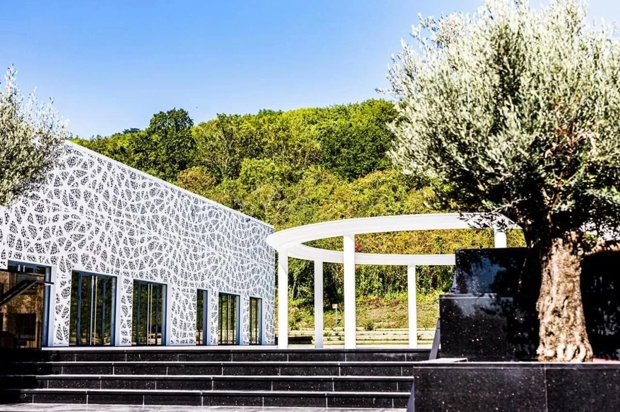 Le White: interior and atmosphere, Neuilly-sur-Marne, Paris area