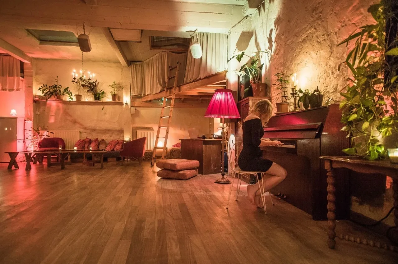 Loft with a piano, plants and warm lamps
