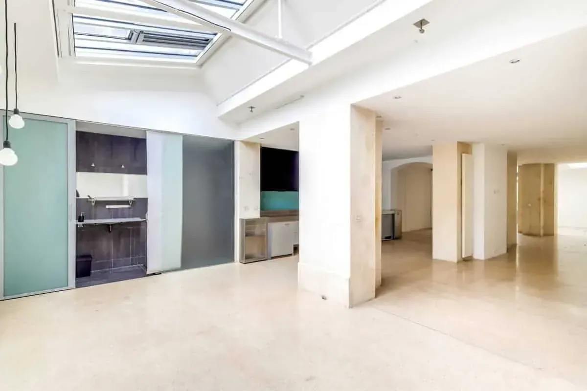 Loft à verrière et cour privée, Marais, Paris: reception and seminar venue in Marais, Paris