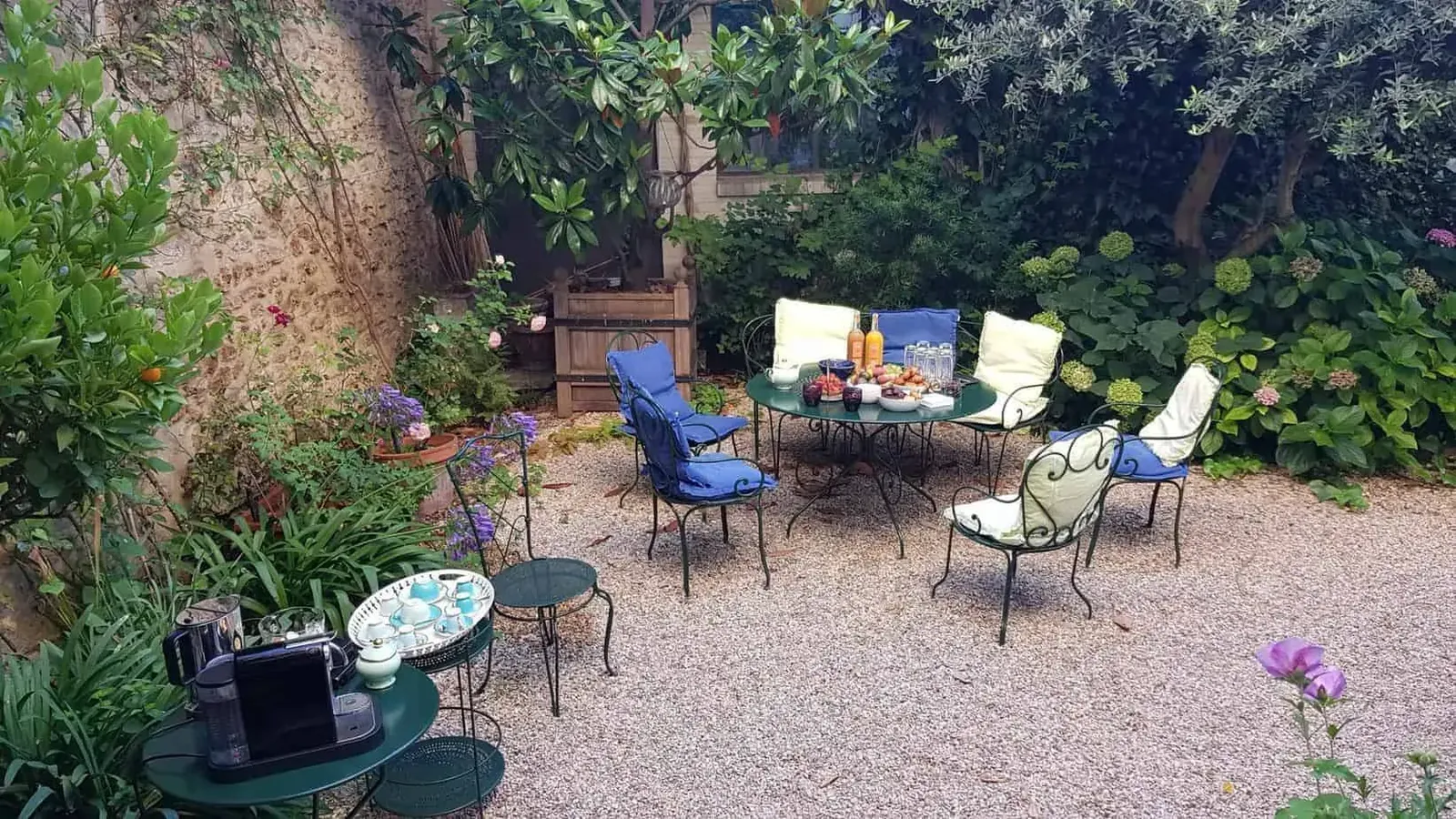 Neoclassical Mansion With Private Garden: reception and seminar venue in Paris 10e