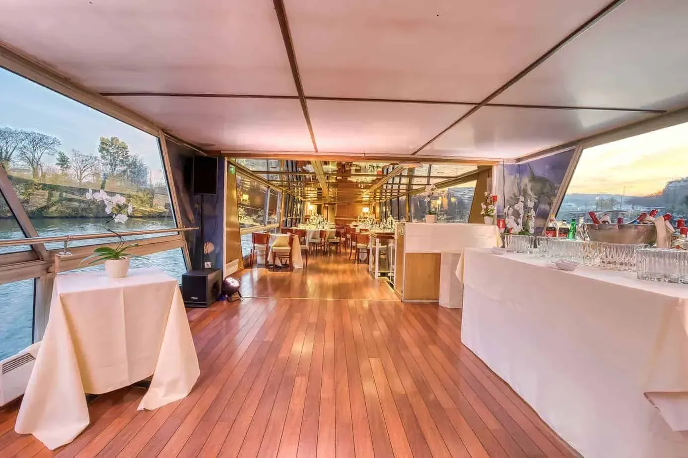Panoramic Barge, Quai du Point-du-Jour: interior and atmosphere, Boulogne-Billancourt (Hauts-de-Seine), Paris area