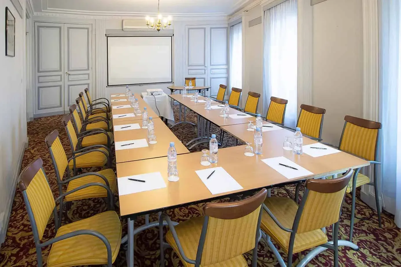 Salle de réunion dans un immeuble du XIXe siècle, Paris 1er: reception and seminar venue in Paris 1er