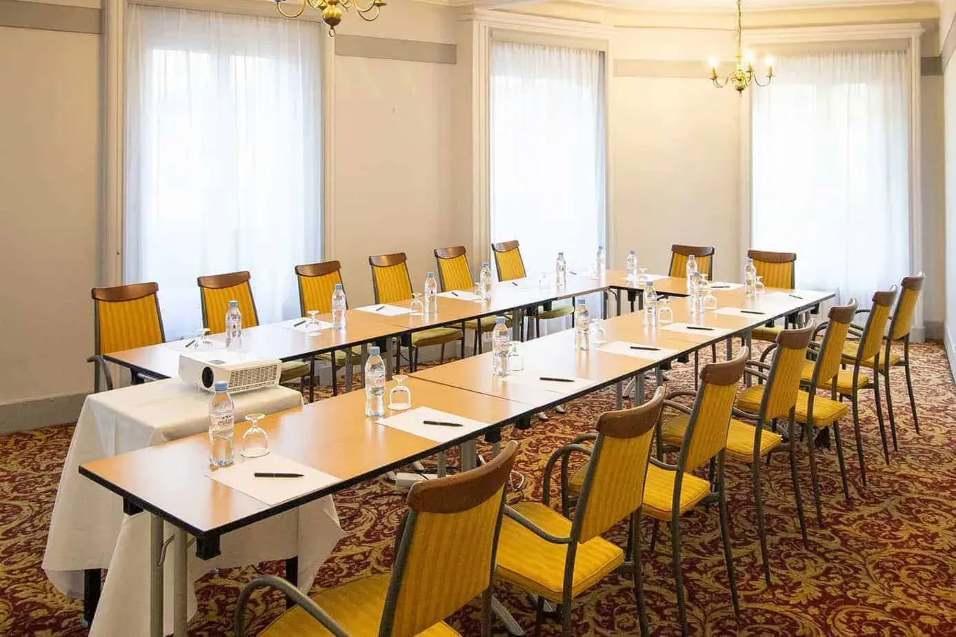 Meeting room with ceiling ornaments, rue de l'Échelle, Paris 1er