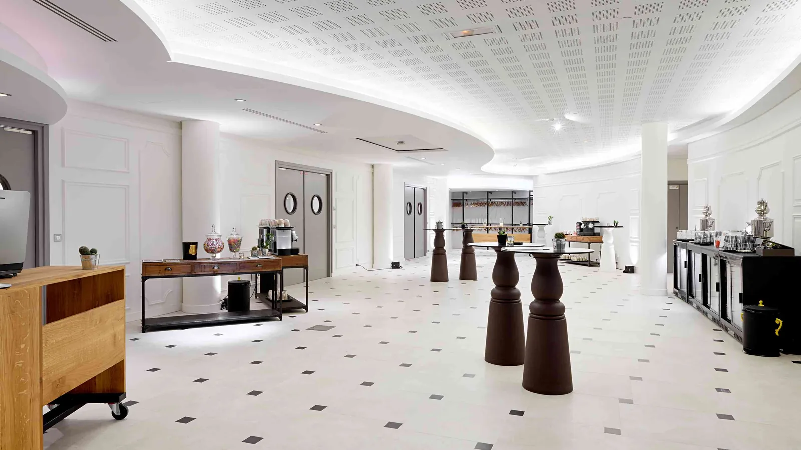 Moulding Salons white reception hall with columns, a buffet line and high tables