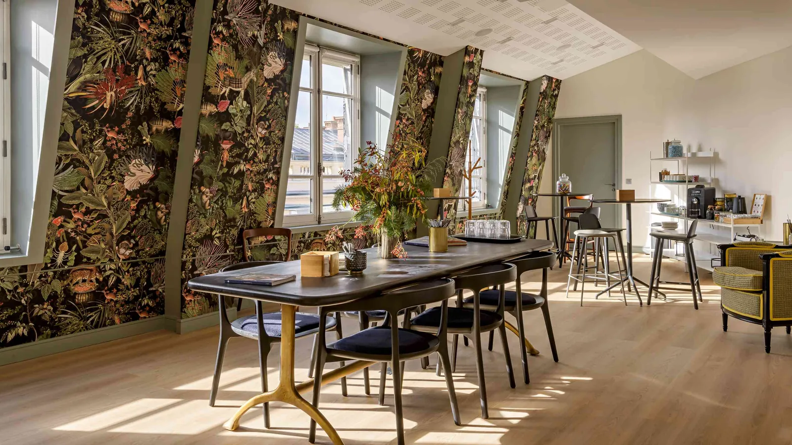 Moulding Salons room with floral wallpaper, a dark wooden table and bistro chairs