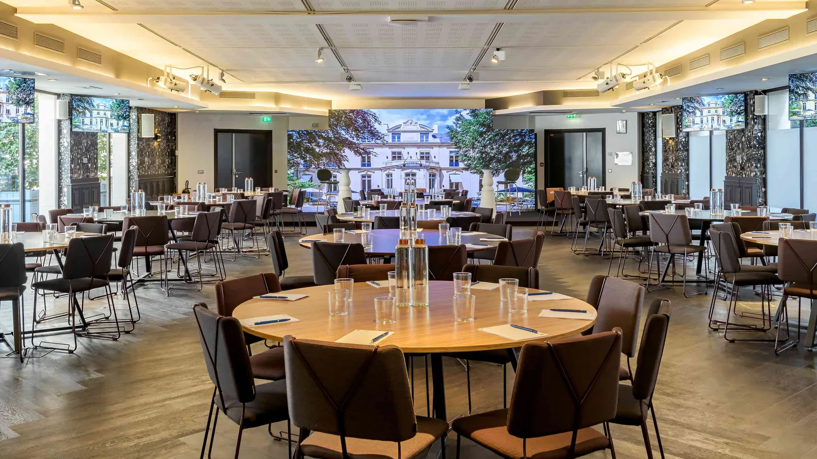 Moulding Salons hall with a moulded ceiling and round tables set for a seated dinner