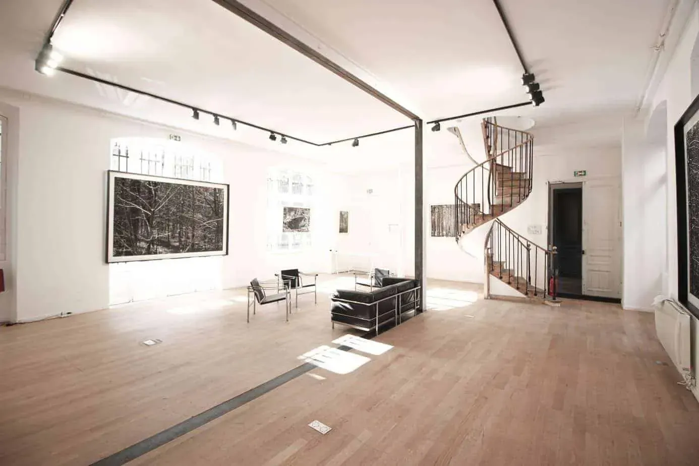 Spiral Staircase Gallery, Rue des Tournelles: interior and atmosphere, Paris 3e
