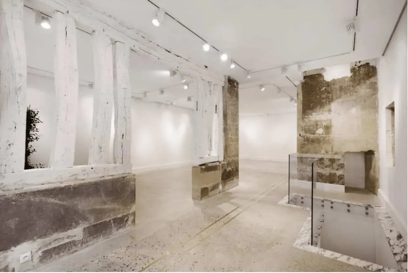 Loft with Vaulted Cellar, Rue de Turenne: reception and seminar venue in Paris 3e